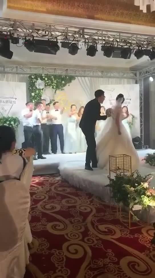 吃瓜里面的伴郎,揭秘伴郎背后的故事