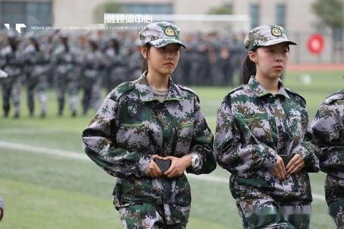 军训在旁边吃瓜,一场别开生面的“瓜事”