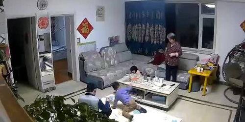 姐弟打架爸爸奶奶吃瓜,爸爸奶奶成“吃瓜群众”现场直击