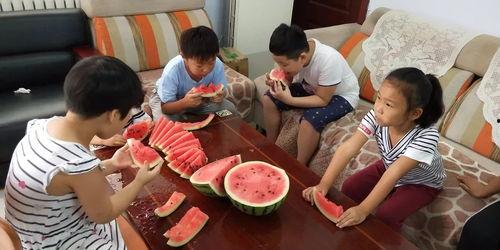 什么叫吃瓜埋头吃,埋头享受生活的甜蜜滋味