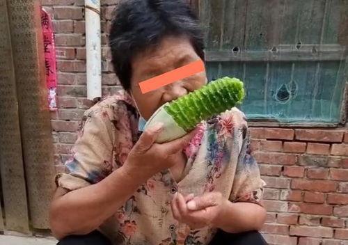 老奶奶吃瓜照片,老奶奶的悠闲夏日时光