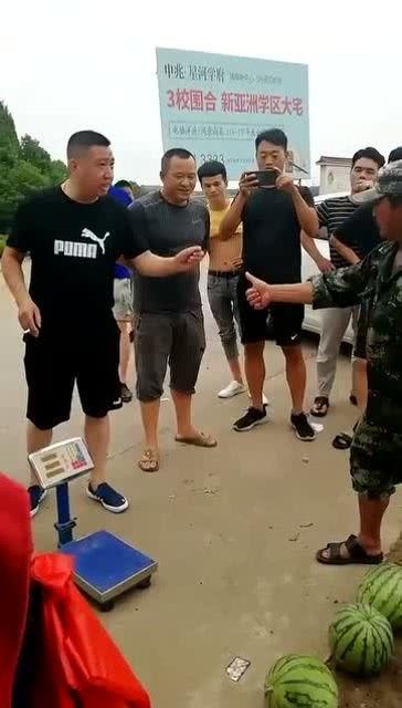 摆地摊猜拳吃瓜视频,摆摊猜拳吃瓜，趣味横生的市井生活