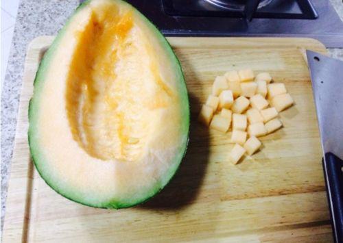 室友吃哈密瓜,甜蜜时光共度