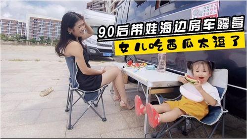 母女海边吃瓜,甜蜜吃瓜画面温馨感人